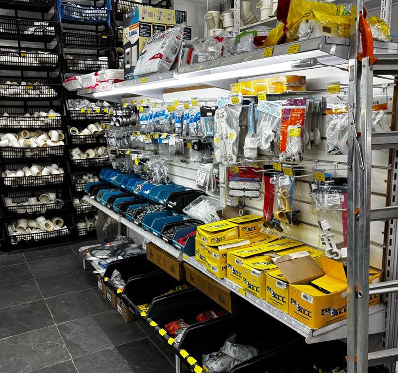 Corredor com produtos hidráulicos e ferragens